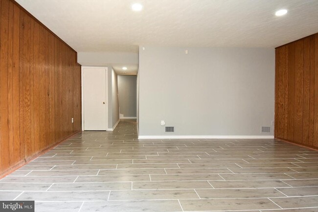 Building Photo - 14 Fenceline Dr