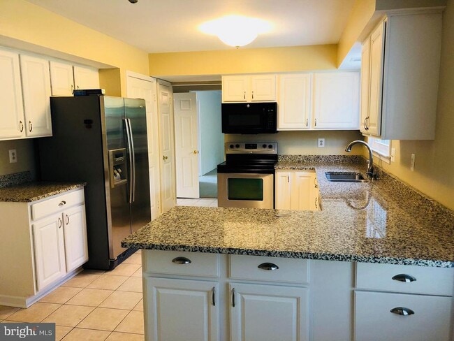Building Photo - 15860 Montview Dr