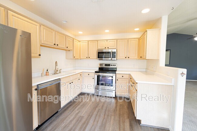 Building Photo - 15252 N 100th St