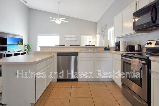 Building Photo - 323 Castlemain Cir