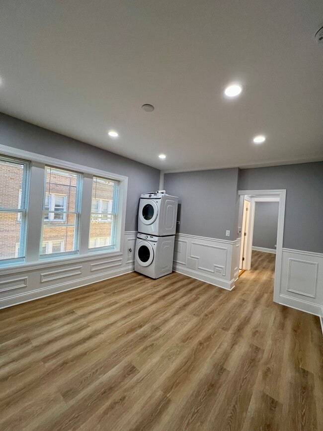 Building Photo - 1701 W Albion Ave