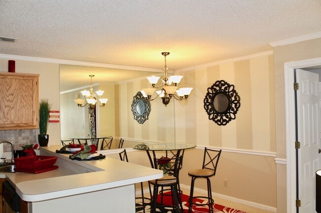 Building Photo - 2BD/ 2BA Condo with New Carpet & Community Pool!