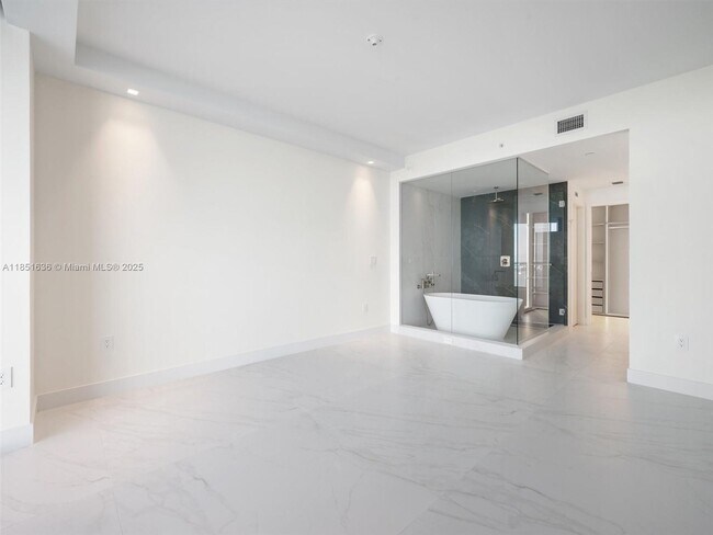 Building Photo - 700 NE 24th St