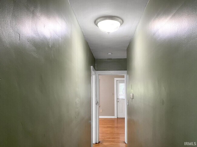 Building Photo - 519 S Swain Ave