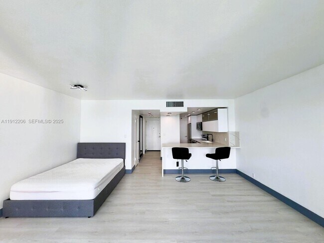 Building Photo - 1000 West Ave