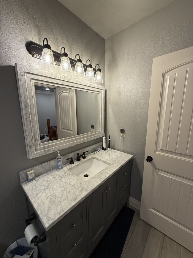Building Photo - Custom 5 BR / 3 Car Garage, Home theater, ...