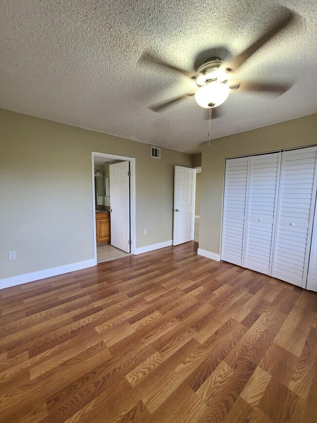 Building Photo - 1520 Lake Crystal Dr
