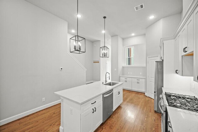 Building Photo - 611 W 24th St