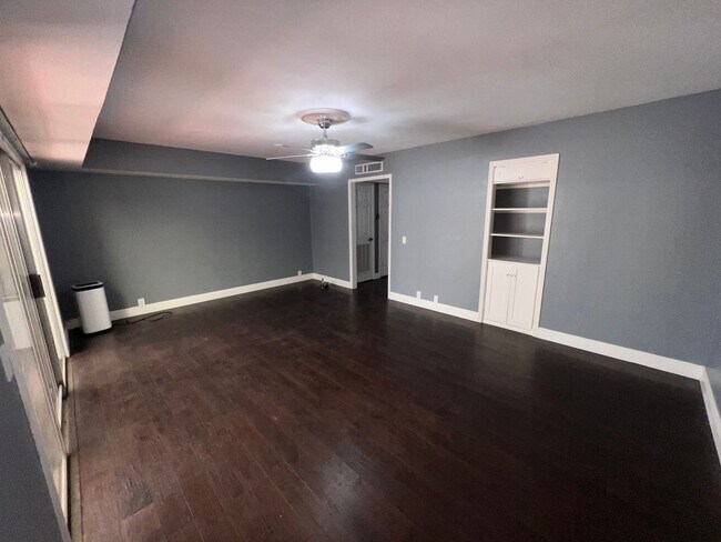Building Photo - Townhome