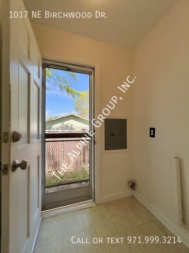 Building Photo - 1017 NE Birchwood Dr