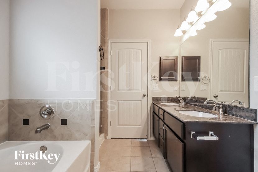 Building Photo - 511 Topsail Way