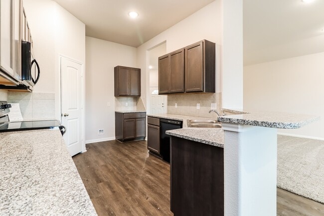 Building Photo - 14735 Country Club Dr