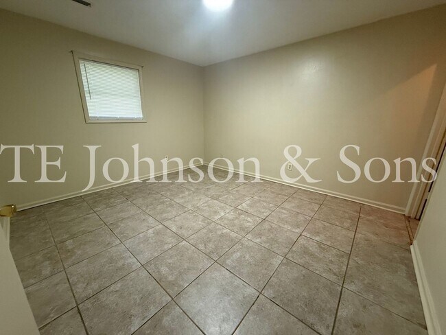Building Photo - 1506 Oakshire-Water Included