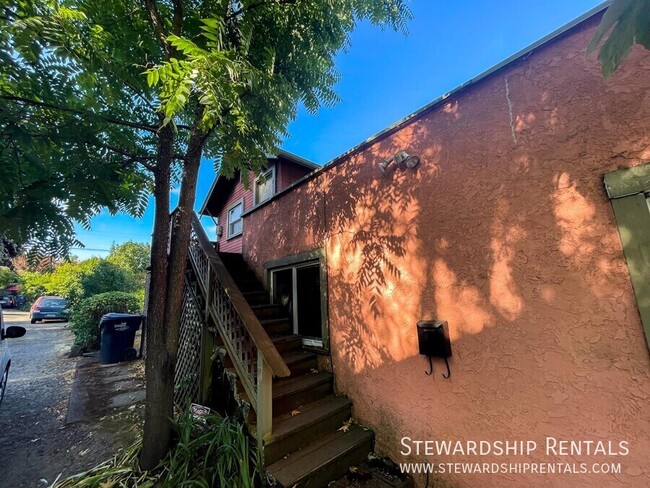 Building Photo - Adorable and unique upstairs studio