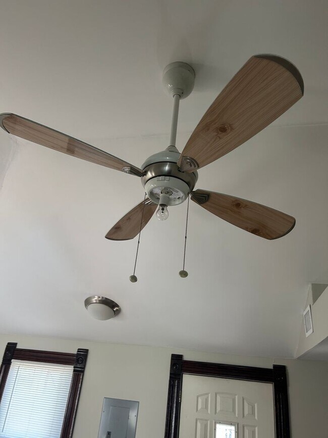 Building Photo - 909-911 Connecticut