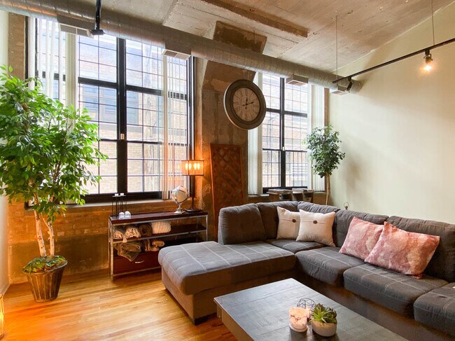 Building Photo - 17 N Loomis St