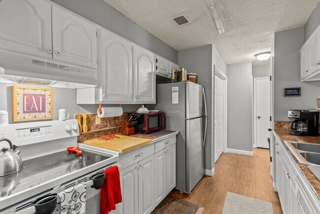 Building Photo - 6 Dogwood Dr