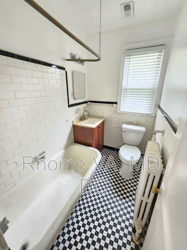 Building Photo - 515 Franklin St NE