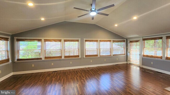 Building Photo - 318 Oakwood Ave