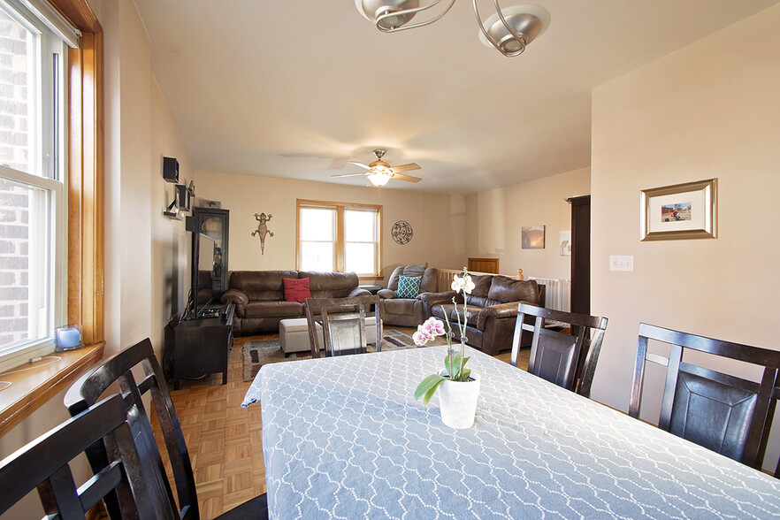 living/dining room - 3358 N Monticello Ave