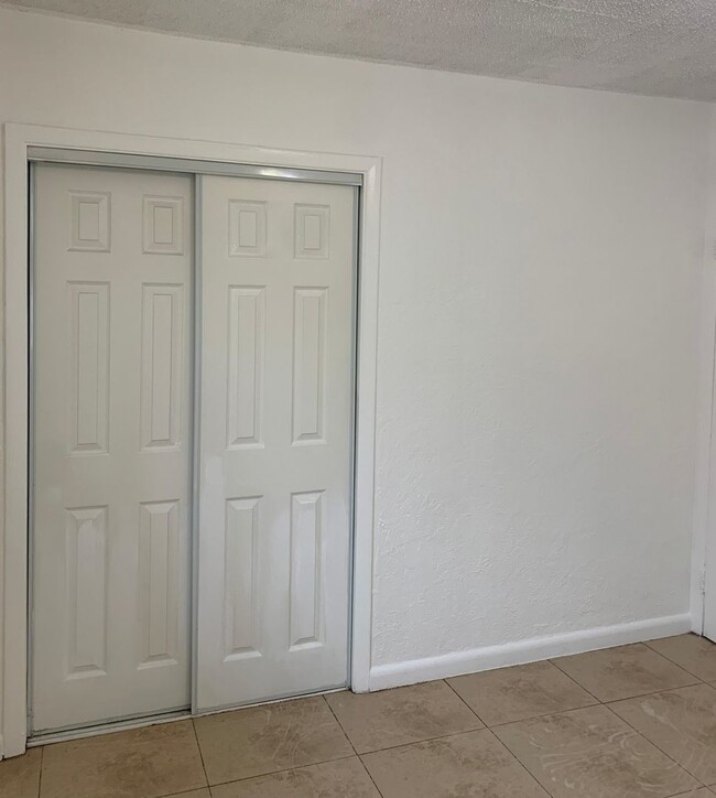 Building Photo - 2 Bedrooms in Hallandale Beach