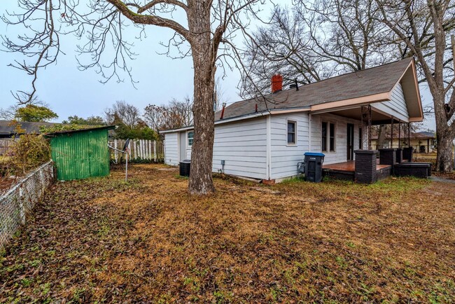 Building Photo - PRICE REDUCED- $995 - Cute 3 Bed/2 Bath Si...