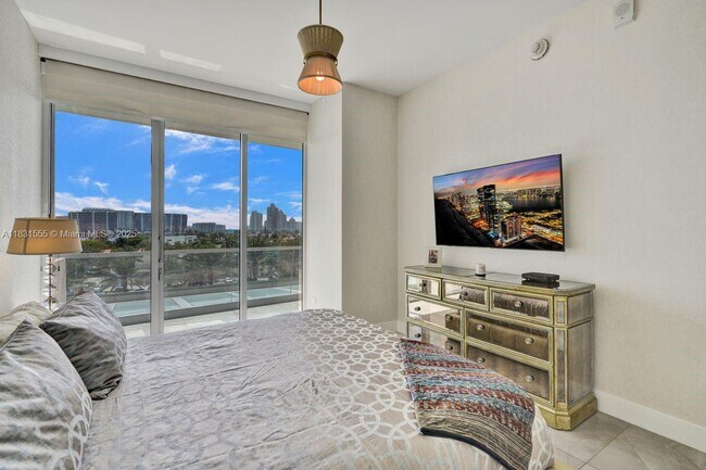 Building Photo - 18501 Collins Ave