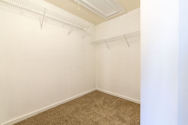 Building Photo - 4 Bedroom/2.5 Bath Townhouse!