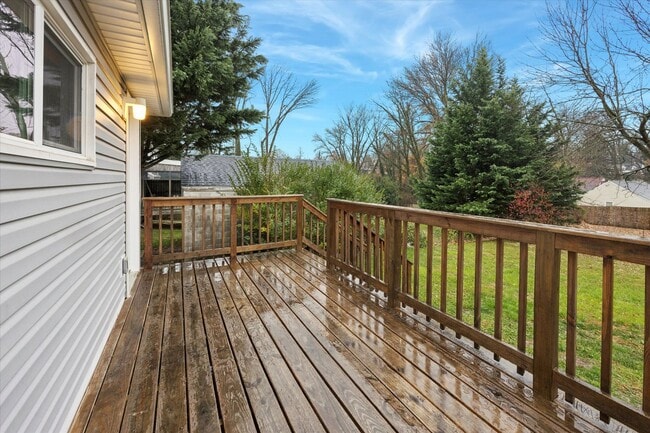 Building Photo - 6 Laurel Ave