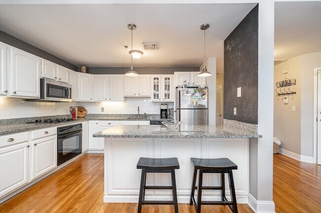 Building Photo - 233 Monroe St