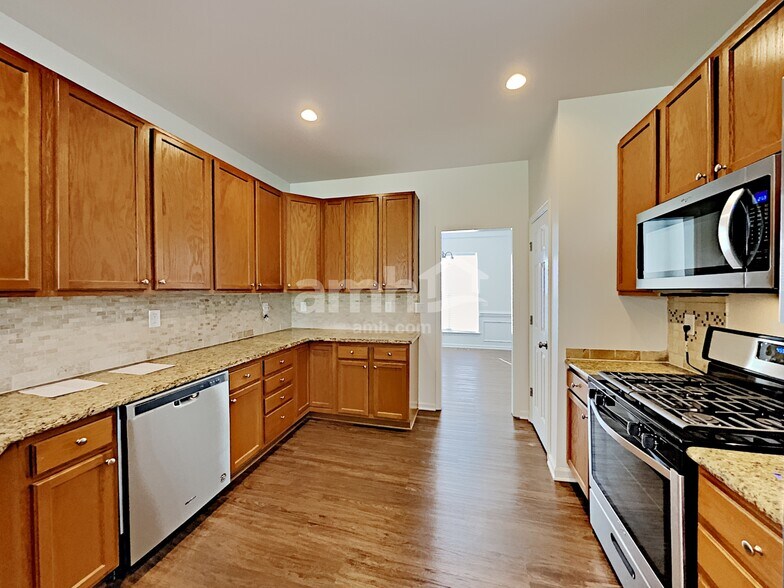 Building Photo - 2425 Coneflower Dr