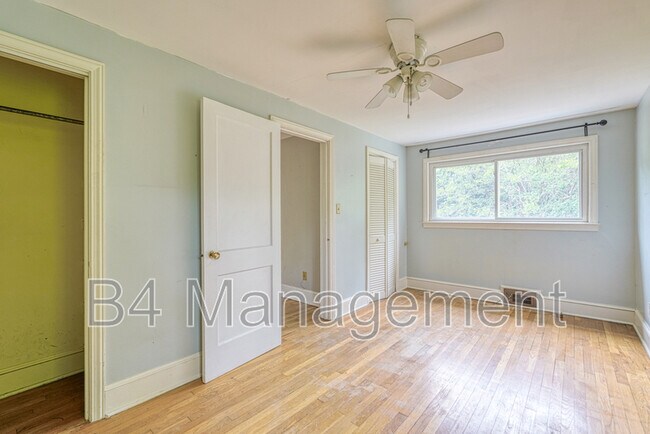 Building Photo - 925 Brentwood Dr