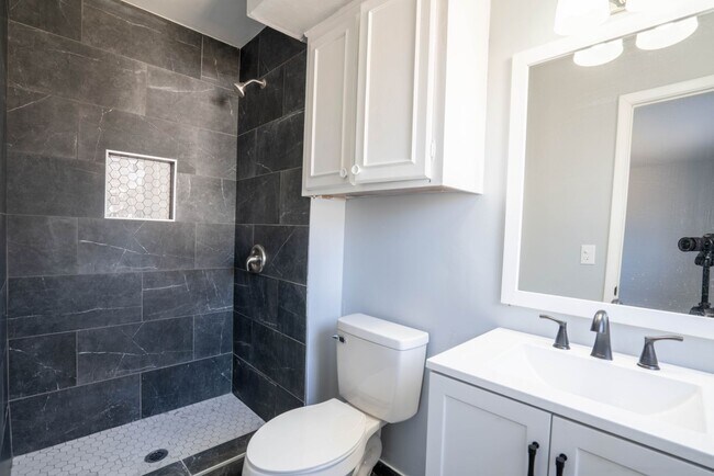 Building Photo - 4 Bedroom Home Available For Immediate Move In!!