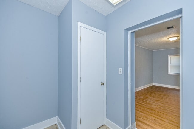 Building Photo - 928 Grenada Dr