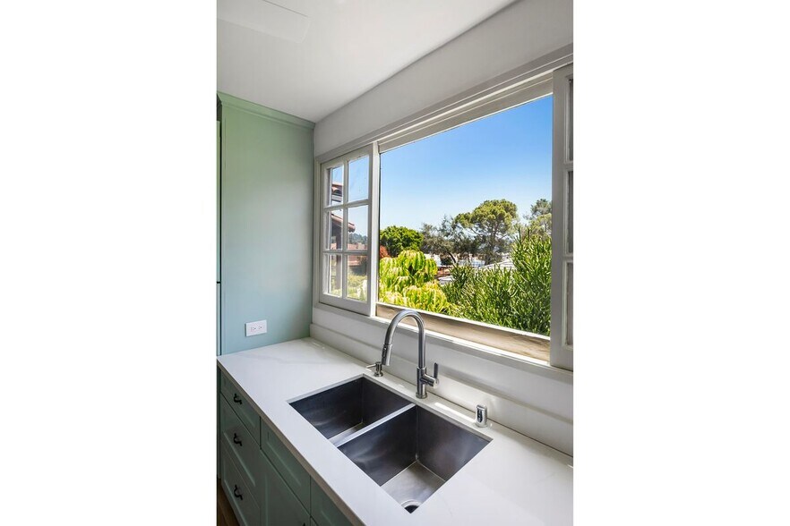 Building Photo - 2433 W Silver Lake Dr