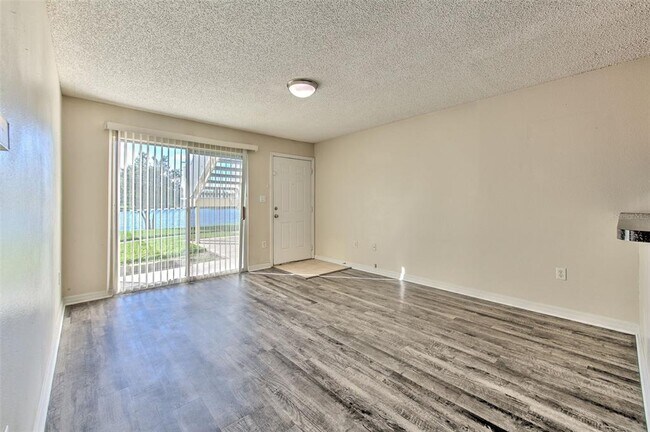 Building Photo - 308 Lake Parsons Green
