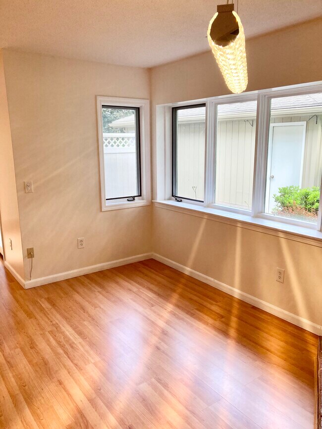 Building Photo - 156 E Grayling Ln