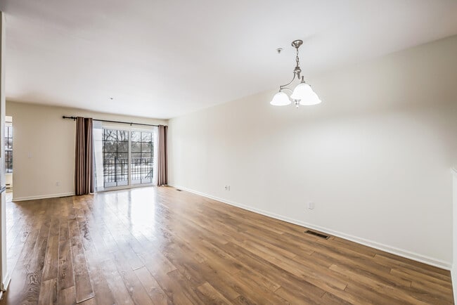 Building Photo - 120 W Oakbrook Dr