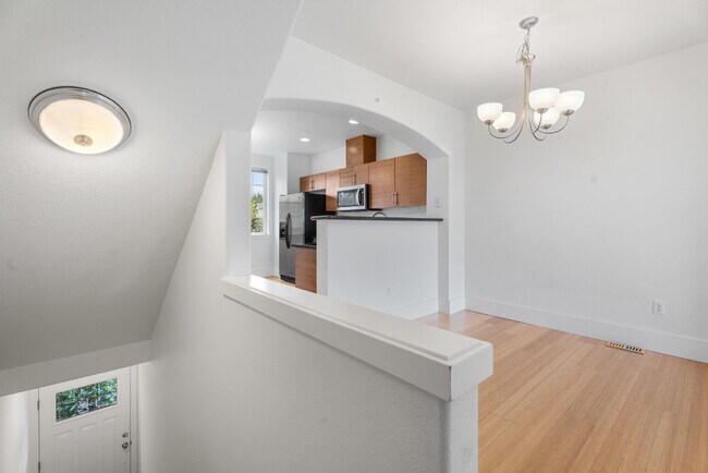 Building Photo - Spacious 3-Level Townhome for Rent in Prime Location