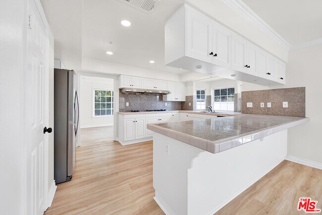 Building Photo - 5532 Angelus Ave