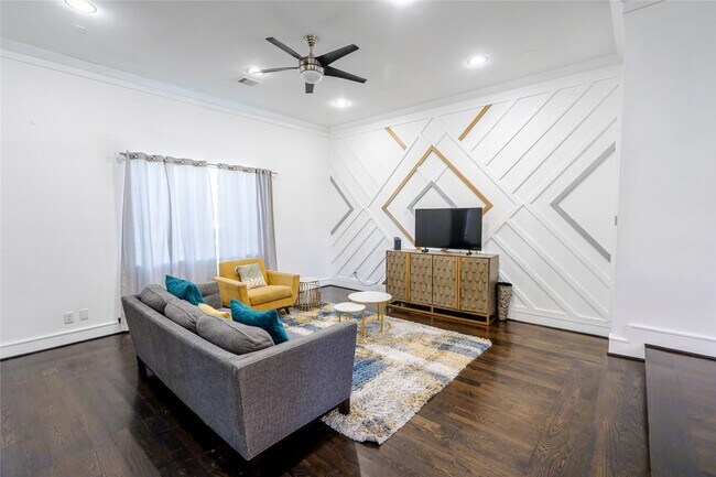 Building Photo - 1205 Summer St