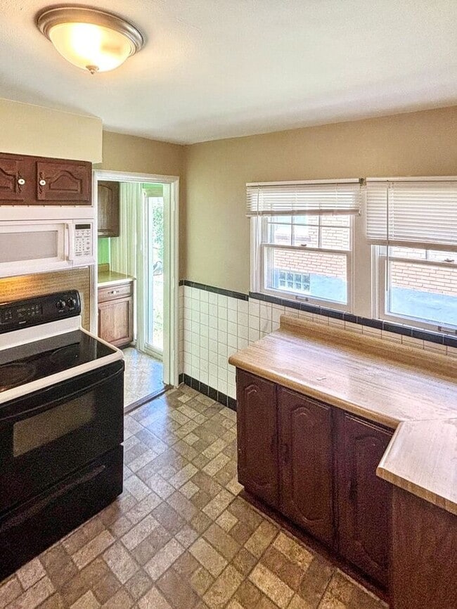 Building Photo - Adorable 2-Bedroom Home with Great Space /...