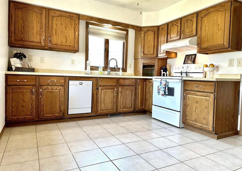 Kitchen - 1710 Onalaska Ave