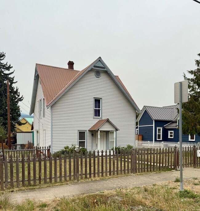 Building Photo - Spacious 4-Bedroom Cle Elum Home with Air ...
