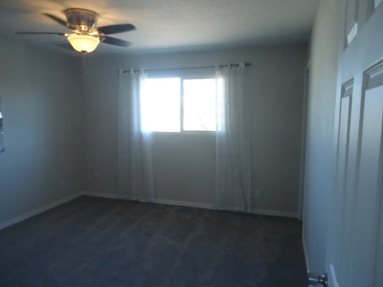 Building Photo - 1429 S Roberts Rd