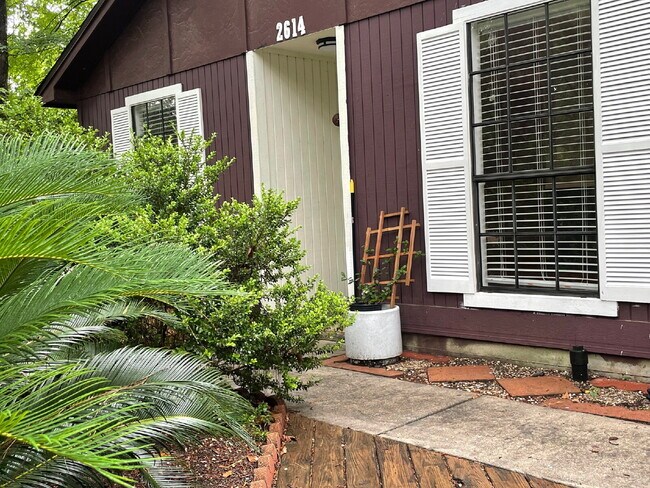 Building Photo - LOVELY ONE STORY wooded-lot home in the heart of The Woodlands.