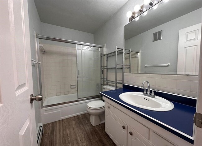 Building Photo - 2 Bedroom 1 Bathroom Condo