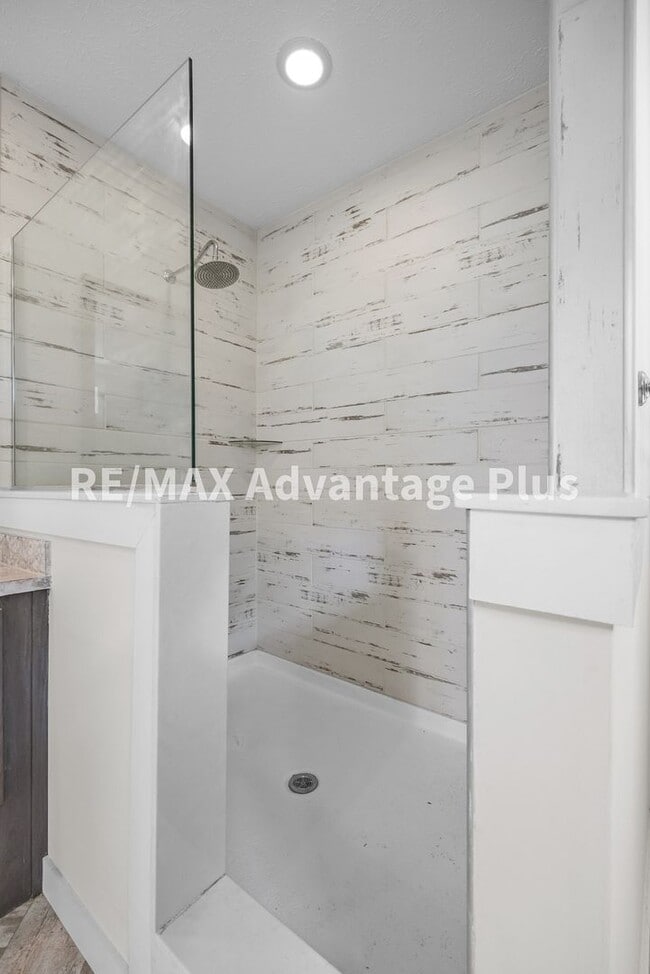 Building Photo - Modern Home Just Minutes to Farmville