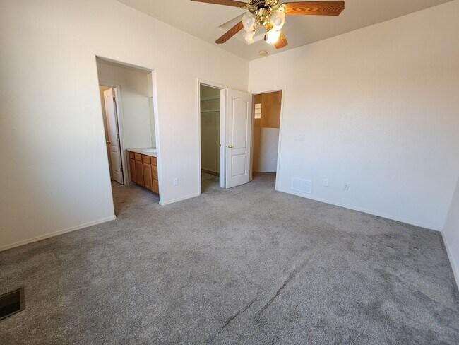 Building Photo - Quiet, adorable 2 Bed 3 Bath Townhome in 80923!