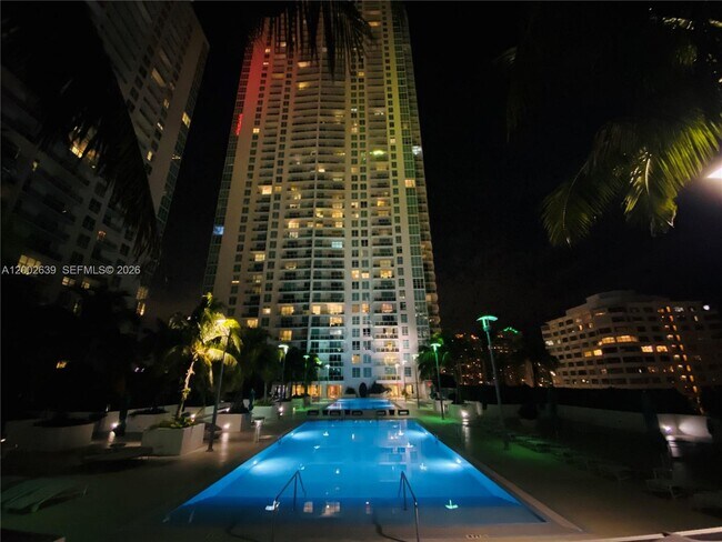 Building Photo - 950 Brickell Bay Dr
